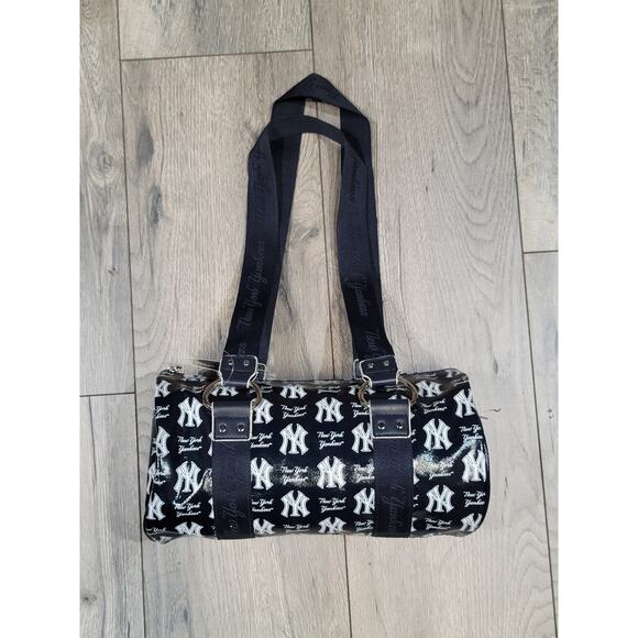 B for Betsy New York Yankees Lacquered Canvas bag - Picture 1 of 6
